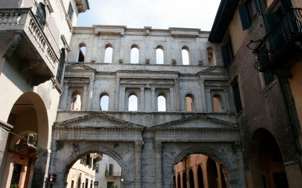 Verona vaatamisväärsused - Porta Borsari