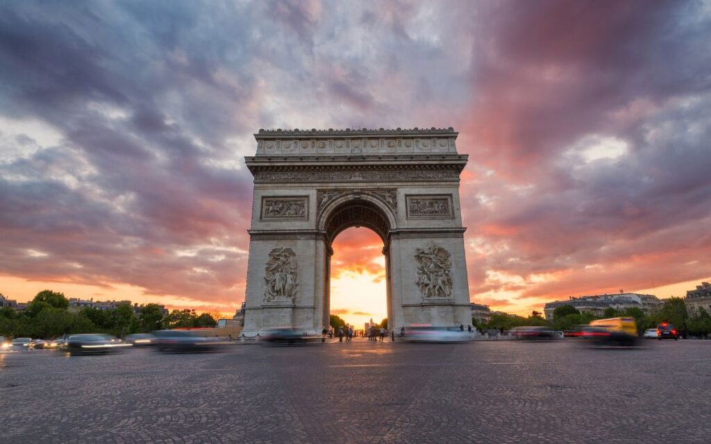 Arc de Triomphe ehk Võidukaar Pariisi südames kõrguv ajaloo ja uhkuse monument